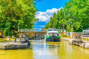 Carcassonne, Fransa, 28 Haziran 2017: Bir savak görünümünü üzerinde Canal du Midi Carcassone, Frangı
