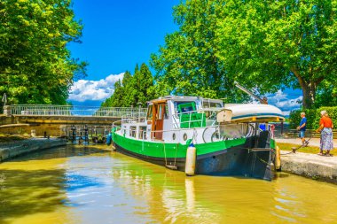 Carcassonne, Fransa, 28 Haziran 2017: Bir savak görünümünü üzerinde Canal du Midi Carcassone, Frangı
