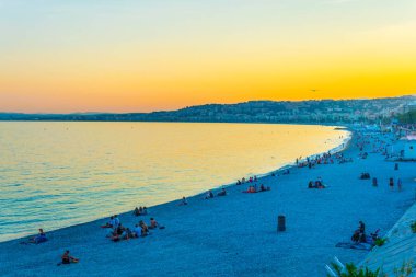 Nice, Fransa, 11 Haziran 2017: Nice, Frangı bir plajda insanların gün batımı görünümü