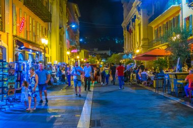 Nice, Fransa, 11 Haziran 2017: İnsanlar dar bir sokakta gece boyunca merkezi, Nice, Frangı geziniyor