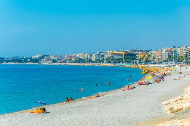 Nice, Fransa, 12 Haziran 2017: İnsanlar yaz Nice, Frangı bir plajda tadını çıkarıyor