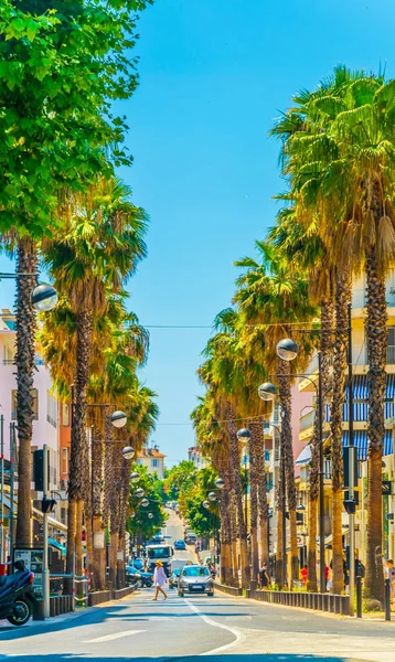 Antibes France June 2017 Orang Orang Berjalan Jalan Melalui Jalan — Stok Foto