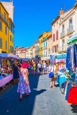 Frejus, Fransa, 16 Haziran 2017: Frejus, Frangı sokak pazarında görünümünü