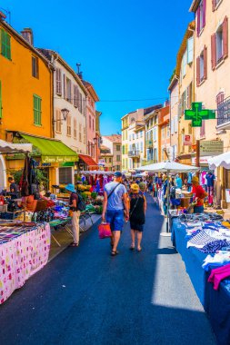 Frejus, Fransa, 16 Haziran 2017: Frejus, Frangı sokak pazarında görünümünü