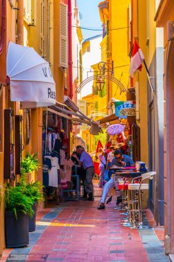 Monaco, Monaco, 17 Haziran 2017: İnsanlar Monac Merkezi dar bir sokakta aracılığıyla gezinme