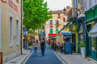 Arles, Fransa, 21 Haziran 2017: Arles Merkezi, Frangı dar bir sokakta görünümünü