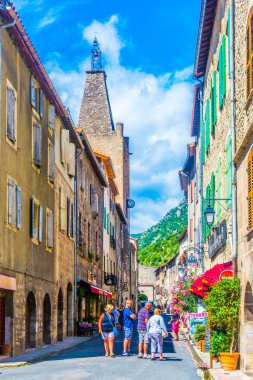 Villefranche De Conflent, Fransa, 27 Haziran 2017: İnsanlar dar sokak içinde merkezi Villefranche de Conflent, Frangı aracılığıyla gezinme