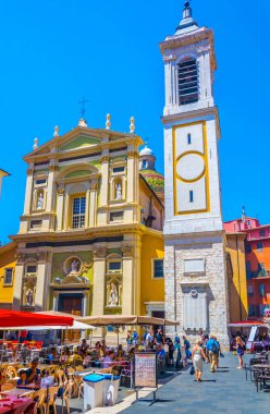 Nice, Fransa, 11 Haziran 2017: İnsanlar Nice, Frangı cathedal önünde geziniyor