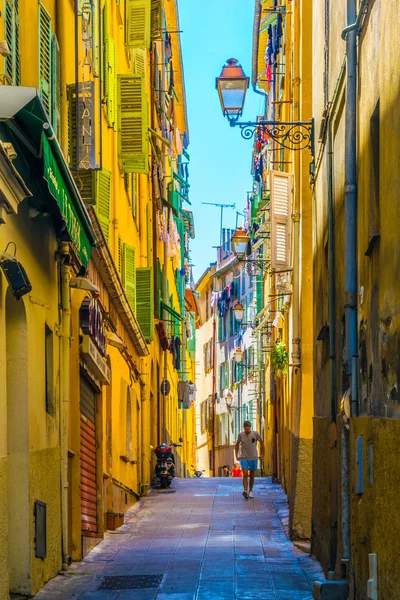 Nice France June 2017 Menschen Schlendern Durch Eine Enge Gasse — Stockfoto