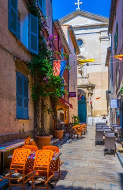 Tropez, Fransa, 14 Haziran 2017 aziz: İnsanlar dar sokak içinde merkezi Saint Tropez, Frangı aracılığıyla gezinme