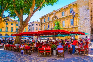Aix-En-Provence, Fransa, 18 Haziran 2017: İnsanlar aracılığıyla merkezi Aix-en-Provence, Frangı dar bir sokakta geziniyor