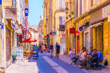 Aix-En-Provence, Fransa, 18 Haziran 2017: İnsanlar aracılığıyla merkezi Aix-en-Provence, Frangı dar bir sokakta geziniyor