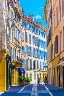 Aix-En-Provence, Fransa, 18 Haziran 2017: İnsanlar aracılığıyla merkezi Aix-en-Provence, Frangı dar bir sokakta geziniyor