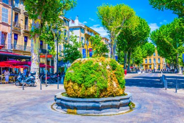 Aix-En-Provence, Fransa, 18 Haziran 2017: Fountaine Moussue cours Mirabeau Provence'da merkezi Frangı üzerinde