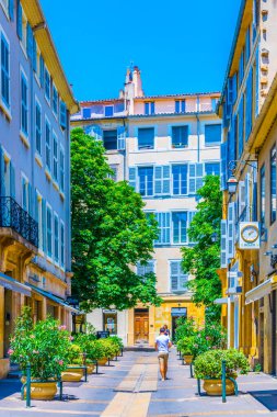 Aix-En-Provence, Fransa, 18 Haziran 2017: İnsanlar aracılığıyla merkezi Aix-en-Provence, Frangı dar bir sokakta geziniyor