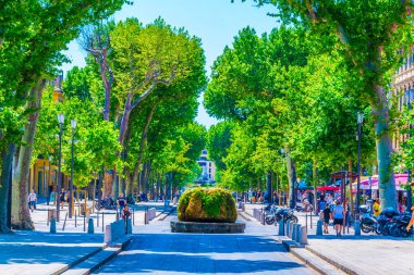 Aix-En-Provence, Fransa, 18 Haziran 2017: İnsanlar cours Mirabeau Provence'da merkezi Frangı üzerinde geziniyor
