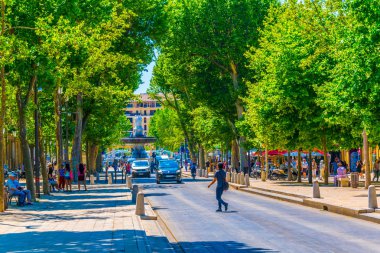 Aix-En-Provence, Fransa, 18 Haziran 2017: İnsanlar cours Mirabeau Provence'da merkezi Frangı üzerinde geziniyor