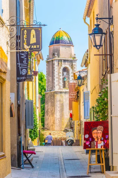 Saint Tropez Francia Giugno 2017 Gente Passeggia Una Stradina Nel — Foto Stock