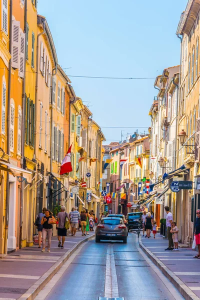 Tropez, Fransa, 14 Haziran 2017 aziz: İnsanlar dar sokak içinde merkezi Saint Tropez, Frangı aracılığıyla gezinme