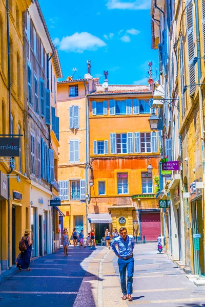 Aix-En-Provence, Fransa, 18 Haziran 2017: İnsanlar aracılığıyla merkezi Aix-en-Provence, Frangı dar bir sokakta geziniyor