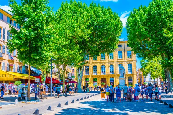 Aix-En-Provence, Fransa, 18 Haziran 2017: Kral yatırım getirisi Renee heykeli ana Cours Mirabeau adlı Aix-en-Provenc zirvesinde yer alan