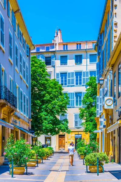 Aix-En-Provence, Fransa, 18 Haziran 2017: İnsanlar aracılığıyla merkezi Aix-en-Provence, Frangı dar bir sokakta geziniyor