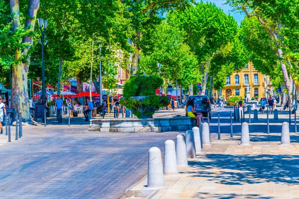 Aix-En-Provence, Fransa, 18 Haziran 2017: İnsanlar cours Mirabeau Provence'da merkezi Frangı üzerinde geziniyor