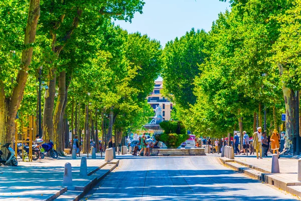 Aix-En-Provence, Fransa, 18 Haziran 2017: İnsanlar cours Mirabeau Provence'da merkezi Frangı üzerinde geziniyor