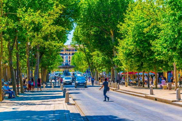 Aix Provence Frankrijk Juni 2017 Mensen Zijn Wandeling Cours Mirabeau — Stockfoto
