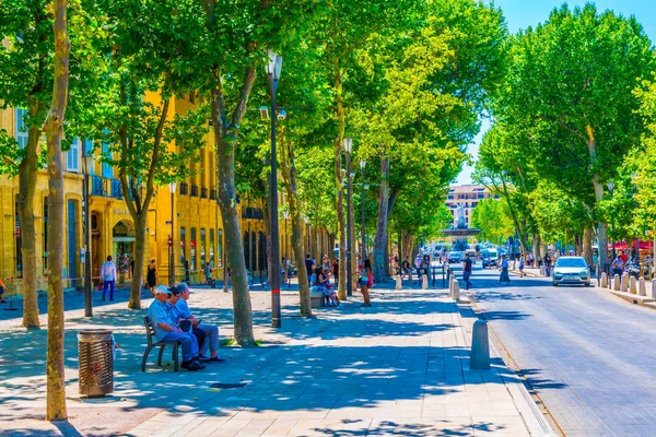 Aix-En-Provence, Fransa, 18 Haziran 2017: İnsanlar cours Mirabeau Provence'da merkezi Frangı üzerinde geziniyor