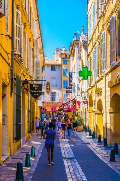 Aix-En-Provence, Fransa, 18 Haziran 2017: İnsanlar aracılığıyla merkezi Aix-en-Provence, Frangı dar bir sokakta geziniyor