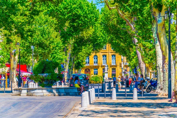 Aix-En-Provence, Fransa, 18 Haziran 2017: İnsanlar cours Mirabeau Provence'da merkezi Frangı üzerinde geziniyor