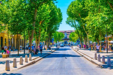 Aix-En-Provence, Fransa, 18 Haziran 2017: İnsanlar cours Mirabeau Provence'da merkezi Frangı üzerinde geziniyor