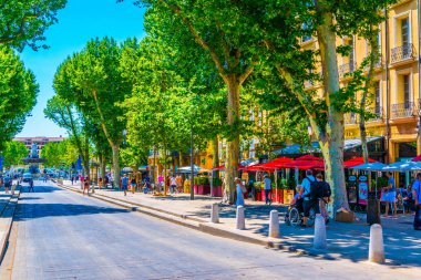 Aix-En-Provence, Fransa, 18 Haziran 2017: İnsanlar cours Mirabeau Provence'da merkezi Frangı üzerinde geziniyor