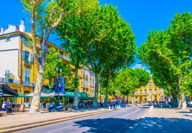 Aix-En-Provence, Fransa, 18 Haziran 2017: İnsanlar cours Mirabeau Provence'da merkezi Frangı üzerinde geziniyor