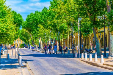 Aix-En-Provence, Fransa, 18 Haziran 2017: İnsanlar cours Mirabeau Provence'da merkezi Frangı üzerinde geziniyor