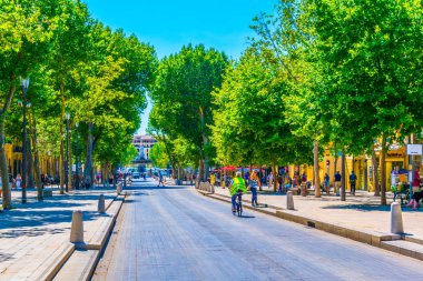 Aix-En-Provence, Fransa, 18 Haziran 2017: İnsanlar cours Mirabeau Provence'da merkezi Frangı üzerinde geziniyor