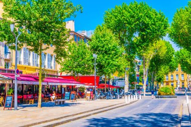 Aix-En-Provence, Fransa, 18 Haziran 2017: İnsanlar cours Mirabeau Provence'da merkezi Frangı üzerinde geziniyor