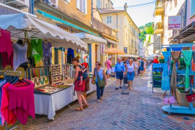 Vaison-La-Romaine, Fransa, 19 Haziran 2017: Vaison-la-Romaine Frangı sokak pazarında görünümünü