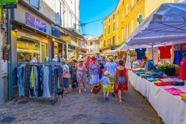 Vaison-La-Romaine, Fransa, 19 Haziran 2017: Vaison-la-Romaine Frangı sokak pazarında görünümünü