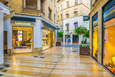 Avignon, Fransa, 19 Haziran 2017: İnsanlar aracılığıyla merkezi Avignon, Frangı dar bir sokakta geziniyor