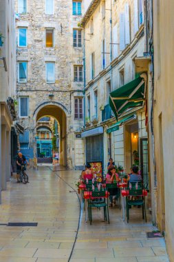Avignon, Fransa, 19 Haziran 2017: İnsanlar aracılığıyla merkezi Avignon, Frangı dar bir sokakta geziniyor