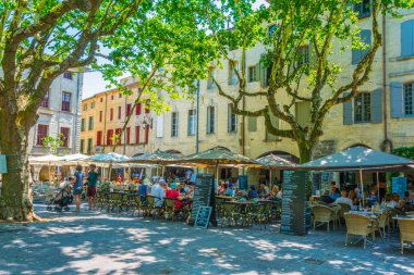 Uzes, Fransa, 20 Haziran 2017: Yer aux Herbes Frangı Uzes Merkezi