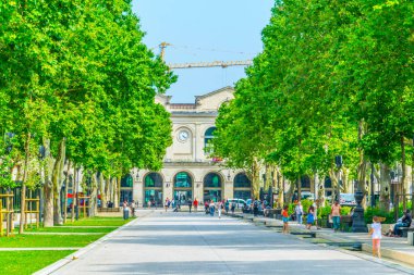 Nimes, Fransa, 20 Haziran 2017: İnsanlar avenue Feucheres gezinme Tren İstasyonu Nimes, Frangı'na giden