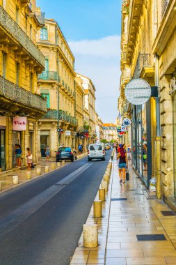 Nimes, Fransa, 20 Haziran 2017: İnsanlar aracılığıyla merkezi Nimes, Frangı dar bir sokakta geziniyor