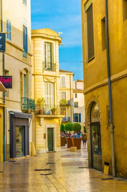 Nimes, Fransa, 20 Haziran 2017: İnsanlar aracılığıyla merkezi Nimes, Frangı dar bir sokakta geziniyor