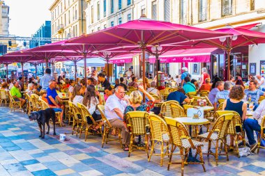 Nimes, Fransa, 20 Haziran 2017: İnsanlar Merkezi, Nimes, Frangı yemek