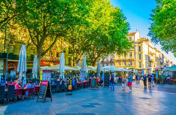 Avignon Franciaország 2017 Június Emberek Sétálnak Keresztül Egy Szűk Utcában — Stock Fotó