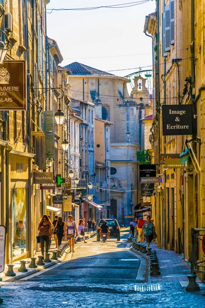 Avignon, Fransa, 18 Haziran 2017: İnsanlar aracılığıyla merkezi Avignon, Frangı dar bir sokakta geziniyor