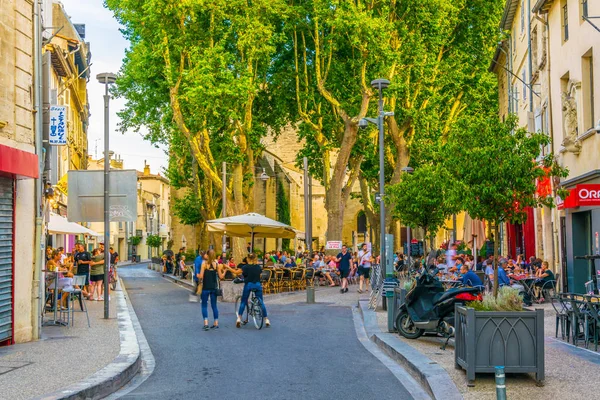 Avignon Francja Czerwca 2017 Ludzie Spacerując Wąskiej Uliczce Centrum Awinionu — Zdjęcie stockowe